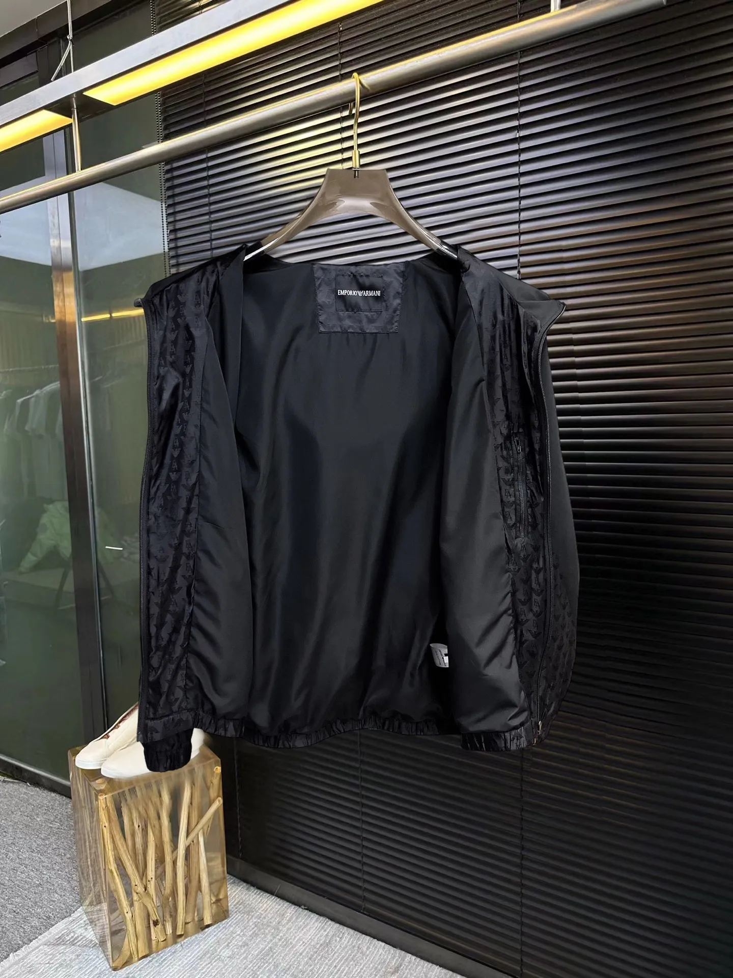 Armani official website Same Style, complete with three labels, on sale in advance. 2026 Autumn and Winter New Arrival men's jacket, Original with complete three labels, Premium version. Custom-made fabrics at the counter. Breathable, high comfort, impeccable details, brand element design concept, reflecting high quality. It feels delicate and soft, presents a casual cut, and has a great upper body shape. Sizes: M～3XL,